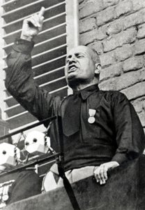 Mussolini v černé košili od Italian Photographer