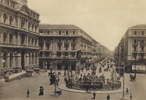 Neapol: Piazza Della Borsa a Rettifilo Corso Umberto I (černobílá fotografie) od Italian Photographer