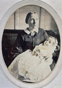 Post mortem portrét malé dívky držené její matkou, kolem roku 1855 (černobílá fotografie)