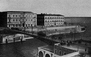 Taranto, Corso due Mari, Swing bridge (černobílá fotografie) od Italian Photographer