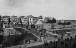 Taranto, Ponte Girevole uzavřen a staré město (černobílá fotografie) od Italian Photographer