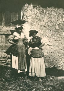 Dva zemědělci z římského venkova v tradičních oděvech, Itálie, cca 1910 od Italian Photographer