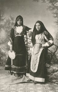 Dvě ženy v tradičních oděvech z Belvi a Aritza, Sardinie, Itálie, cca 1910 od Italian Photographer