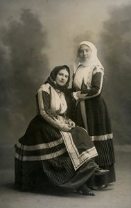 Dvě ženy v tradičních krojích, Fonni, Sardinie, Itálie, cca 1915 od Italian Photographer
