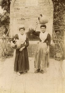 Dvě mladé ženy v tradičních oděvech a s terakotovými nádobami u studny, Marche, Itálie, asi 1910 od Italian Photographer