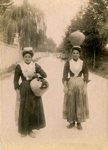 Dvě mladé ženy s terakotovými nádobami, Roccaraso, Abruzzo, Itálie, asi 1905 od Italian Photographer