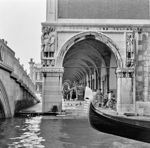 Benátská scéna, cca 1960 (černobílá fotografie) od Italian Photographer
