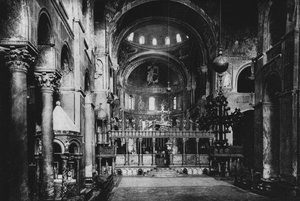 Benátky, kostel S Marco, interiér (černobílá fotografie) od Italian Photographer