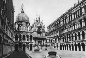 Benátky, Dóžecí palác, Nádvoří (černobílá fotografie) od Italian Photographer