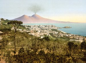 Pohled na Vesuv přes Neapolský záliv, 1890-1900 od Italian Photographer