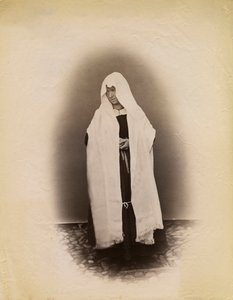 Žena nosící vdovské tvídy, Parre, Lombardie, Itálie, fotografie Premiata Fotografia Taramelli, Bergamo od Italian Photographer