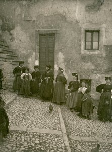 Ženy a děti v tradičních oděvech na schodech vedoucích k domu, Abruzzo, Itálie od Italian Photographer