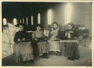 Ženy pracující v dílně passementarie, Itálie, foto: F Trembini od Italian Photographer