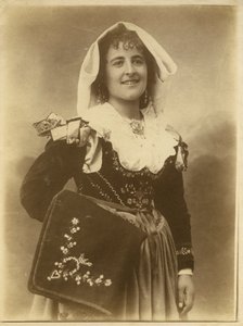 Mladá žena v tradičním oděvu a čelence, Abruzzo, Itálie od Italian Photographer