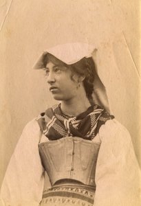 Mladá žena v tradičním oděvu a s čelenkou, římský venkov, Lazio, Itálie, ca 1905