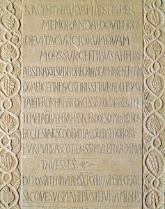 Archeologie středověku (středověk). Barbarské umění Lombardie: náhrobek královny Ragnetrude (Raginthruda) pochází z let 740-750. lombardské umění. Pavia, Občanské muzeum, Archeologická sekce (Pavia, Musei Civici, Sezione Archeologia). od Italian School