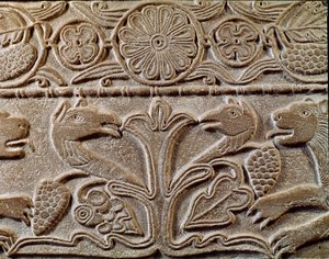 Archeologie středověku (středověk). Barbarské umění Lombardie: pluteus princezny Theodote, milenky krále Cuniperta zvaného Zbožný Cuniperto, panovník v letech 688 až 700). Detail desky s gryfy, cca 720. Lombardské umění, mramor. Pavia, M od Italian School