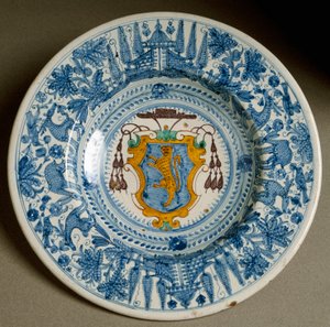 Kardinálův erb. Keramický talíř vyrobený v Deruta, Itálie. 1620 v okolí Florencie, Národní muzeum Bargello od Italian School