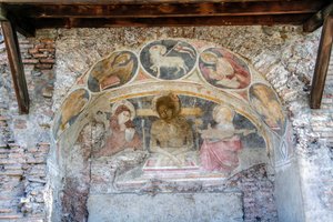 Uložení Krista mezi Pannu Marii, sv. Jana, se symboly evangelistů a Agnus Dei na oblouku od Italian School