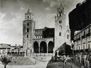 Exteriér Dómu, zahájený v roce 1131 králem Rogerem II. († 1154) ze Sicílie (černobílá fotografie) od Italian School