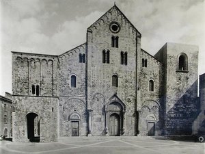 Fasáda baziliky, založené v roce 1087 pro uložení ostatků sv. Mikuláše (č/b foto) od Italian School