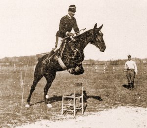 Federico Caprilli ve skoku na židli (černobílá fotografie)