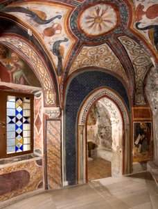Vnitřní pohled na kapli Saint Gregoire (Gregorio) zdobenou freskami byzantských vlivů vytvořenými římskou školou z počátku 13. století. Klášter Saint Benedetto (Sacro Speco), Subiaco (Řím), Itálie od Italian School