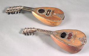 Neapolská čtyř dvoustrunná mandolína a milánska šesti dvoustrunná mandolína (dřevo)