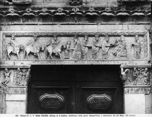 Portálový architráv zobrazující 