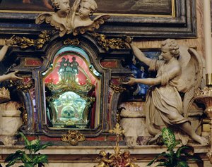 Relikvie lebky svatého Aloysia Gonzagy umístěná v hlavním oltáři od Italian School