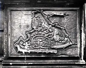 Reliéfní mapa z průčelí kostela zobrazující pevnostní město Modon během Kandské války 1645-69 mezi Benátčany a Turky, na objednávku rodiny Barbaro (kámen) (čb foto) od Italian School