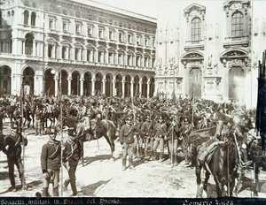 Vojáci, pod velením generála Bava Beccarise, před katedrálou, během nepokojů v Miláně, 6. - 9. května 1898 od Italian School