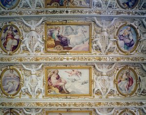 Síň prvního patra, detail mytologických postav, stropní výzdoba od Italian School