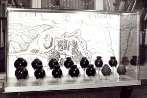 Benátské bomby a mapa města Kréta