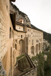 Pohled na klášter svatého Benedetta (Sacro Speco) postavený z 12. století, Subiaco (Řím), Itálie od Italian School