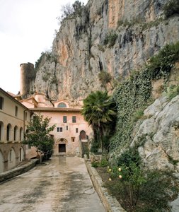 Pohled na nádvoří „Corvi“ (Vrány), klášter sv. Benedetta (Sacro Speco) postavený od 12. století, Subiaco (Řím), Itálie od Italian School