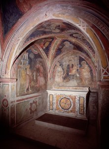 Pohled na presbytář horního kostela s oltářem v kosmatském stylu od Italian School