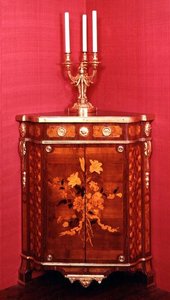 Rohová skříň, jedna z dvojice od J.F. Oebena, Paříž, cca 1760-62 od J.F. Oeben c.1760 62 J.F. Oeben c.1760 62