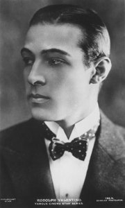 Rudolph Valentino 1895-1926, italský herec, známý jednoduše jako Valentino a také raný pop ic