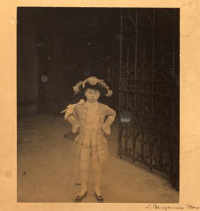 Edward Cavendish jako páže na korunovaci Edwarda VII od J. Benjamin Stone