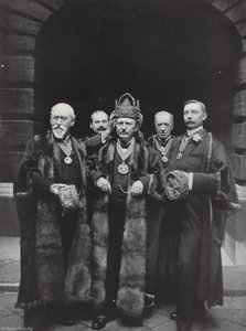 Volební den v Girdlers Hall, korunování Mistra od J. Benjamin Stone