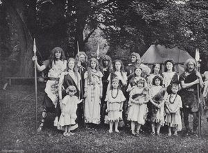 The Sherborne Pageant, anglický náčelník, domorodci a rodiny od J. Benjamin Stone