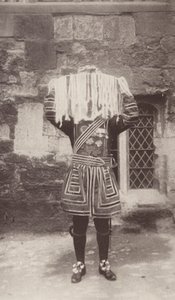 Strážmistr nesoucí stříbrnou mísu s měšci, v nichž jsou peníze na Zelený čtvrtek (čb fotografie) od J. Benjamin Stone