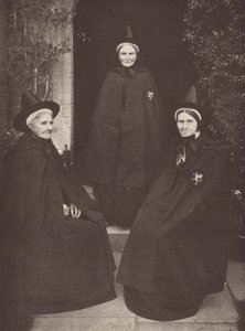 Almužnice na zámku Castle Acre v zajímavém kostýmu (čb fotografie) od J. Benjamin Stone
