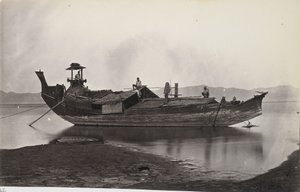 Pohled na laung-zat neboli rýžový člun zakotvený na břehu řeky Irrawaddy od J. Jackson