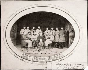 Patnáct Morganových jezdců, Fort Delaware, květen 1864 (čb fotografie) od J. L. Gihon