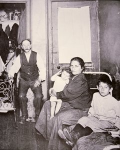Rodina přistěhovalců, Lower East Side, New York City, kolem roku 1910 (černobílá fotografie)