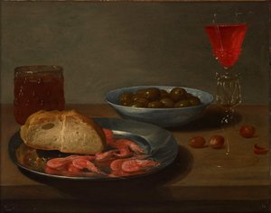 Talíř s krevetami a rohlíkem, miska s olivami, façon de Venise, sklenice piva a mandle na stole. od Jacob Van Es