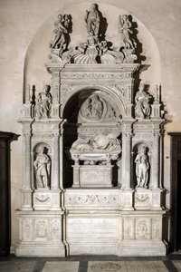 Pohřební pomník na poctu kardinálu Girolamo Basso Della Rovere (mramorová socha