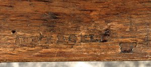 Detail komody z konce Ludvíka XV., třetí čtvrtina 18. století (tulipánové dřevo, amarant, mořené ovocné dřevo, mramor a parkety na ormolu) (viz také 714758)
